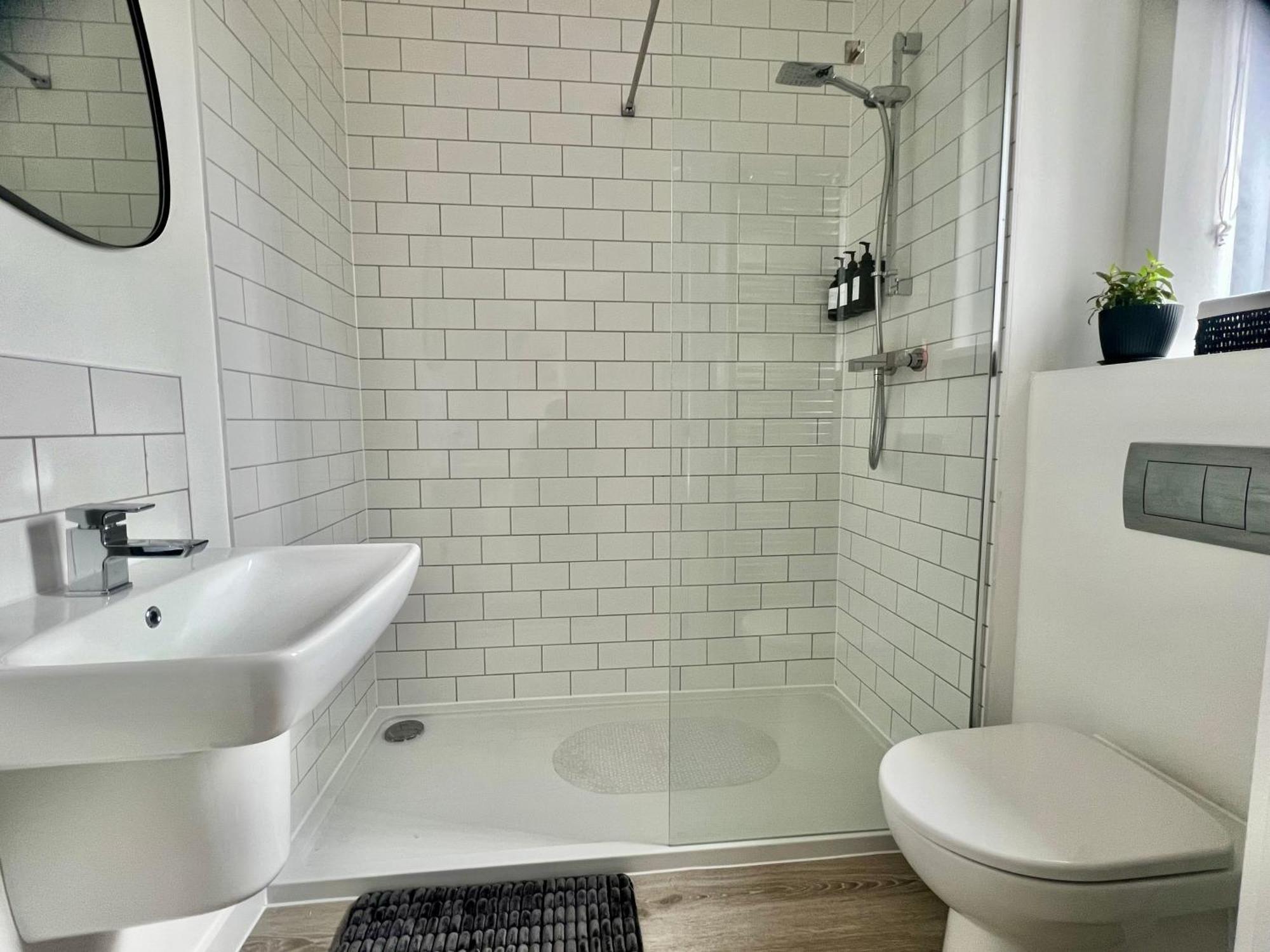 The Parkes A Stylish 3Br House, 5 Mins From Central Birmingham Close To The Edgbaston Stadium, The Hippodrome, Uob, Aston And Bcu, China Town, Kings Heath Bhx Airport And Much More Kültér fotó