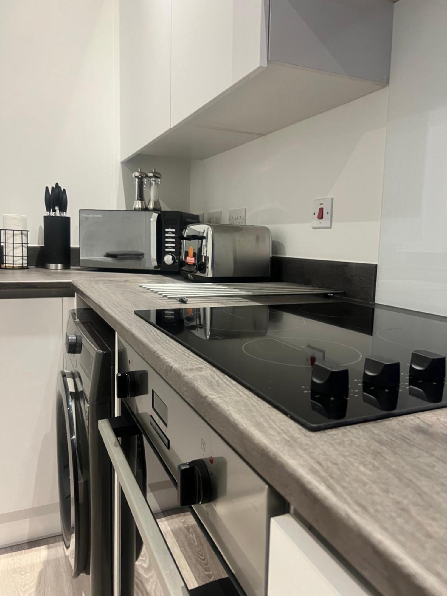The Parkes A Stylish 3Br House, 5 Mins From Central Birmingham Close To The Edgbaston Stadium, The Hippodrome, Uob, Aston And Bcu, China Town, Kings Heath Bhx Airport And Much More Kültér fotó